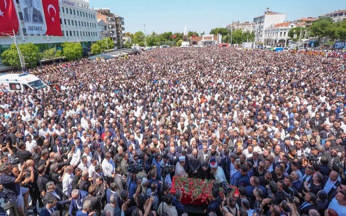 ON BİNLERCE MANİSALI FERDİ ZEYREK'İ GÖZYAŞLARI VE KARANFİLLERLE UĞURLADI